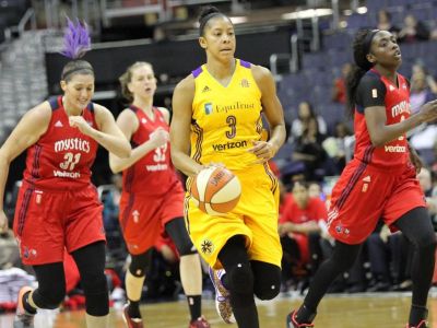 Sparks opäť zvíťazili a držia sa naďalej na čele WNBA