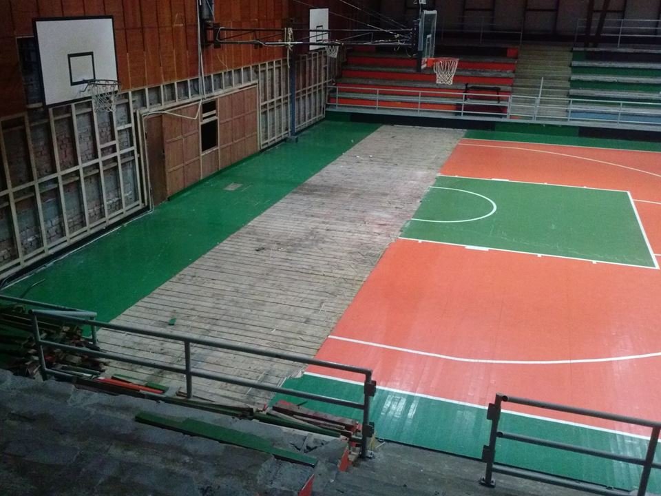 Duel vo vynovenej hale nedohrali pre problémy s palubovkou