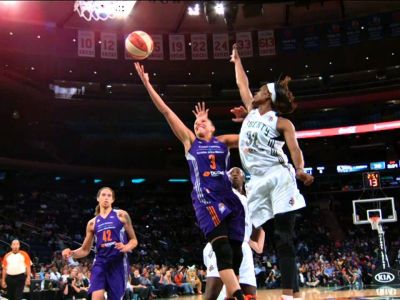 Phoenix vyhral v New Yorku a postúpili do semifinále play off WNBA
