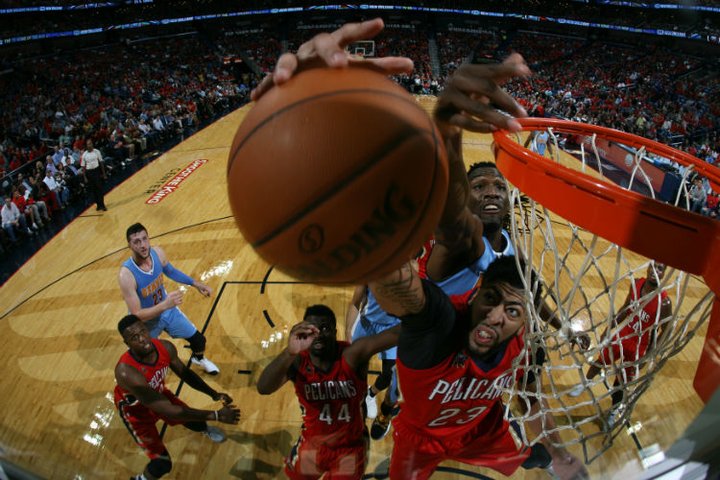 Davis s historickým zápisom, Westbrook prekazil Embiidov debut
