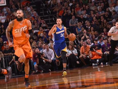 Golden State zdolalo Phoenix 106:100, Durant s Currym nastrieľali 65 bodov