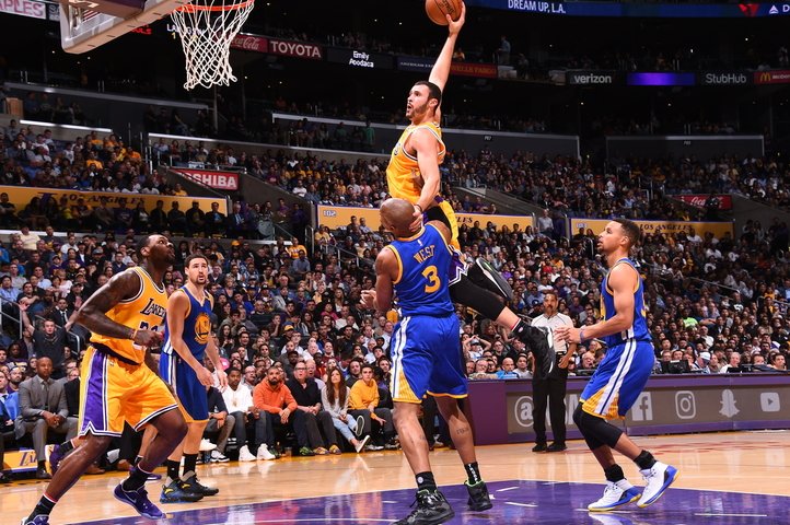 Warriors nestačili na Lakers, koniec Curryho rekordnej trojkovej série