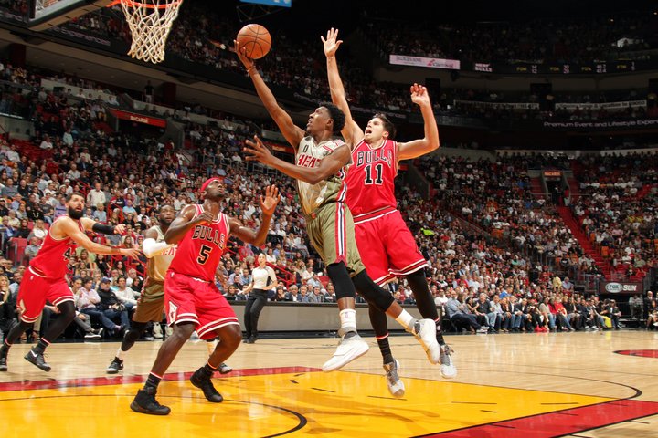 Wade sa vrátil do Miami, k výhre Chicaga prispel 13 bodmi