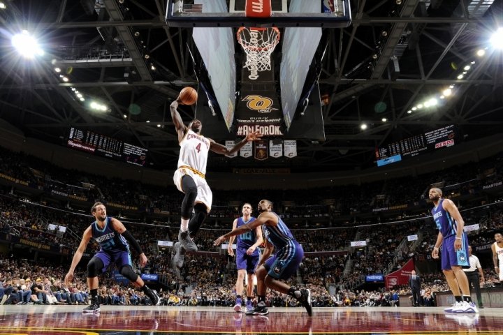 Cleveland s 8. víťazstvom v sezóne, jubilejné triple-double Westbrooka