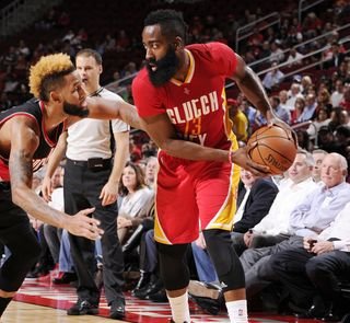 Harden s triple-double, Miami v závere otočilo zápas