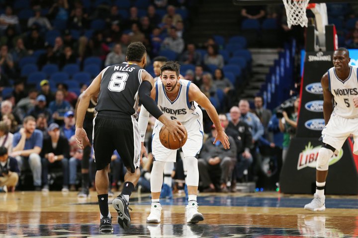 Spurs natiahli víťaznú sériu vonku na 13 zápasov, Leonard s 31 bodmi