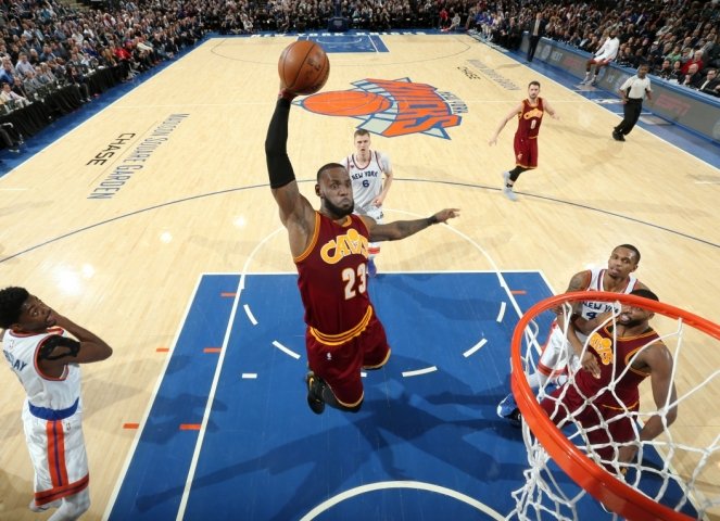 Cleveland zastavil víťaznú sériu Knicks, Houston deklasoval Lakers