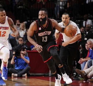 Harden zažiaril 53 bodmi a prepísal históriu, Cleveland uspel vonku