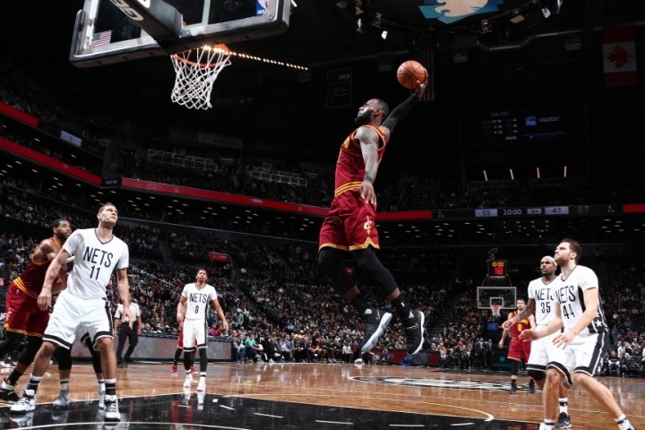 James potiahol Cleveland k triumfu, Golden State nestačil na Memphis