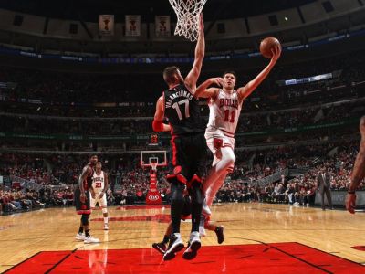 Chicago vyhralo v dráme nad Torontom, duel v Portlande odložili