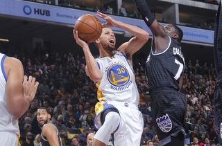 Pri triumfoch Clevelandu a Golden State úradovali James s Currym