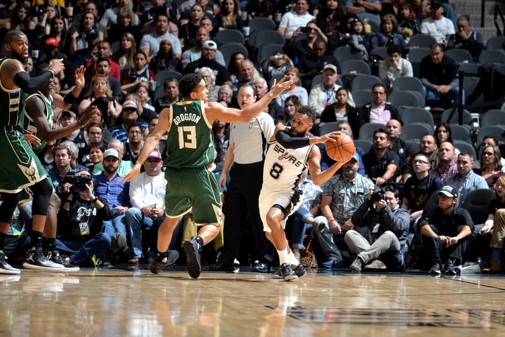 San Antonio doma prehralo s Milwaukee, Atlanta so siedmou výhrou v sérii