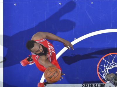 Harden s historickým triple-double, Cleveland zastavil sériu prehier