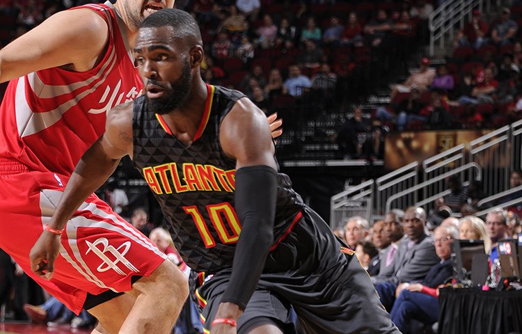 Atlanta zvíťazila v Houstone, tréner Popovich vyrovnal rekord