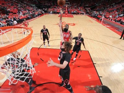 Houston – Chicago 121:117 po predĺžení, Harden dal 42 bodov