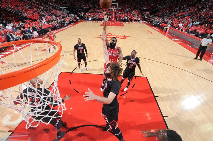 Houston – Chicago 121:117 po predĺžení, Harden dal 42 bodov