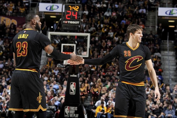 Cleveland aj Golden State zvíťazili v domácich stretnutiach