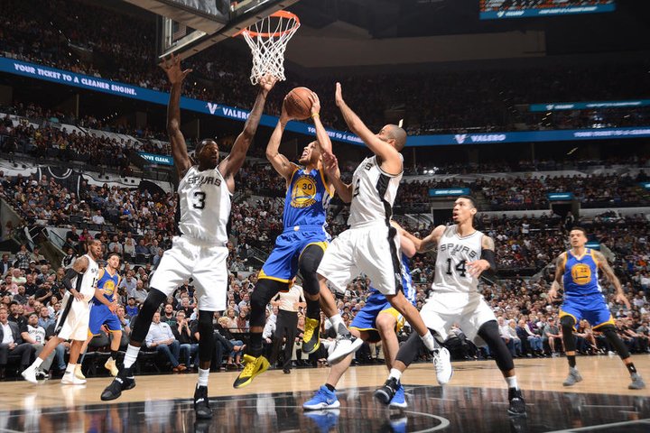 Súboj najlepších pre Golden State, Westbrook s 57 bodmi a triple-double