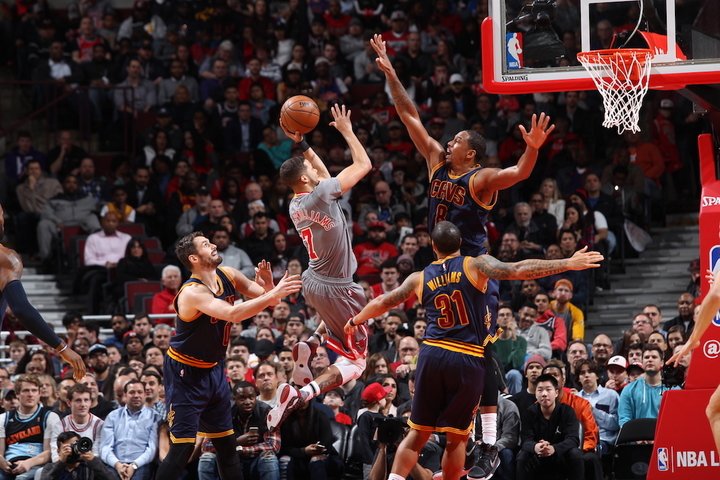James je už siedmy najlepší strelec histórie, Clevelandu sa však nedarí