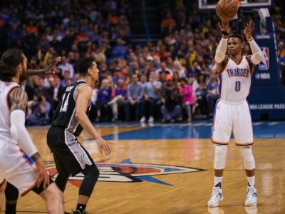 Spurs zmazali 21-bodové manko, Westbrook s 39. triple-double