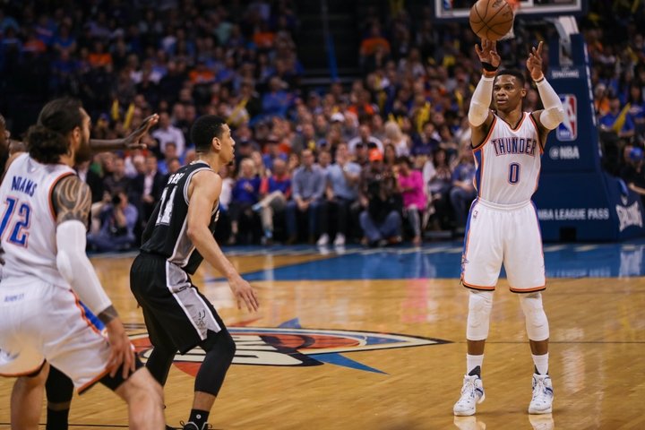 Spurs zmazali 21-bodové manko, Westbrook s 39. triple-double