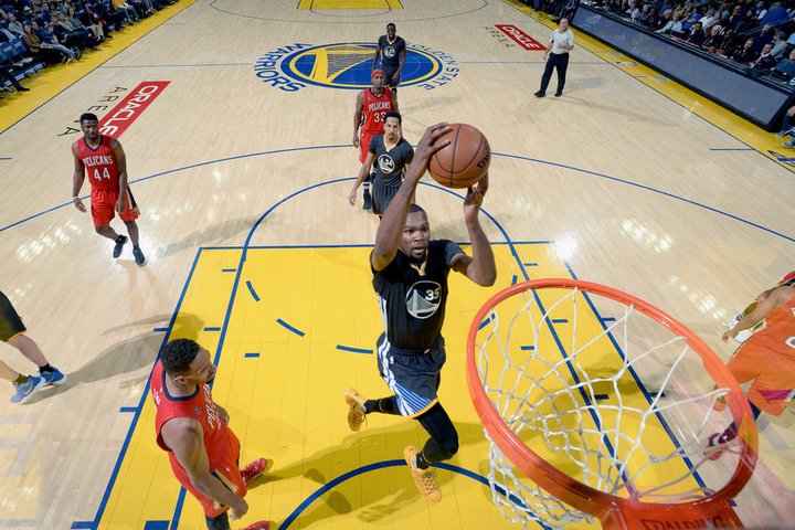 Durantov víťazný návrat, Milwaukee späť v play-off