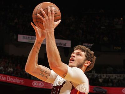 Miami zdolalo Cleveland po predĺžení a stále je v hre o play off
