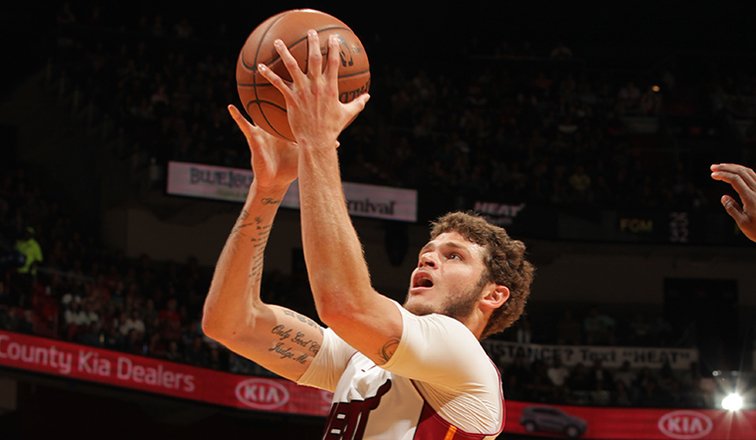 Miami zdolalo Cleveland po predĺžení a stále je v hre o play off