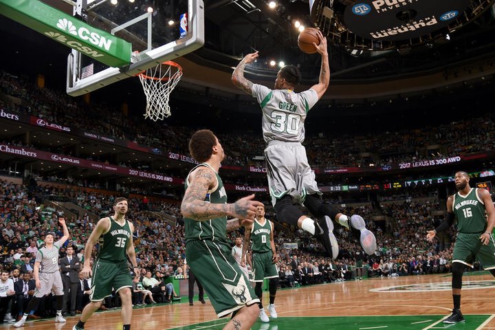 Boston z prvého miesta, do play-off aj Indiana a Chicago