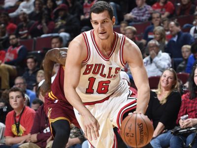 Nevedel chodiť, nehrával a teraz prekvapuje Chicago v NBA