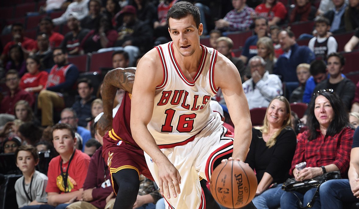 Nevedel chodiť, nehrával a teraz prekvapuje Chicago v NBA