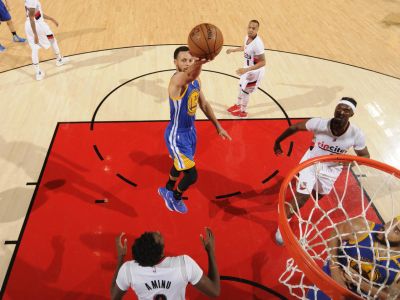 Warriors triumfovali v Portlande, od postupu ich delí jediná výhra