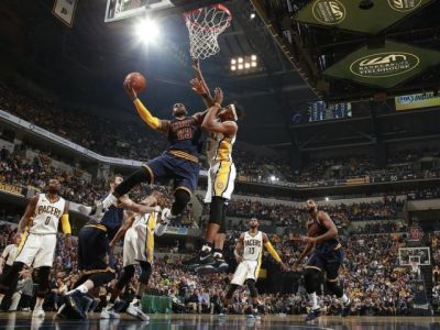 Obhajca do druhého kola, v Indianapolise úradoval rekordér James
