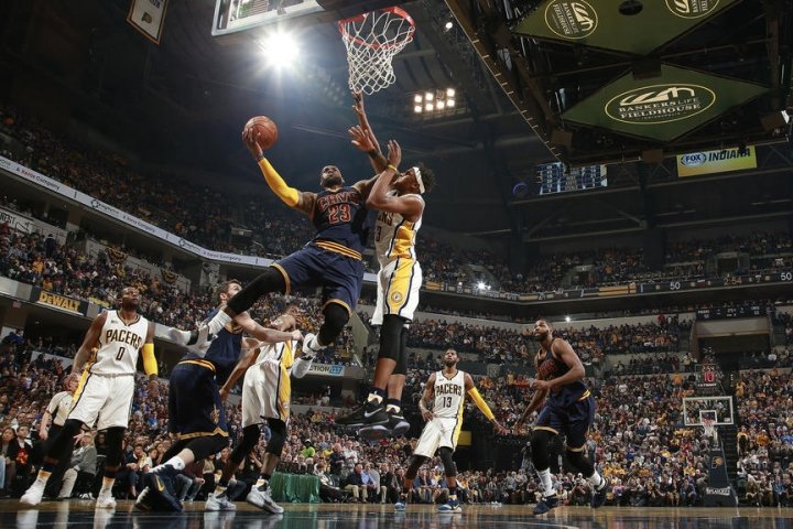 Obhajca do druhého kola, v Indianapolise úradoval rekordér James