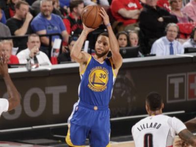 Hráči Golden State Warriors postúpili do 2. kola play off