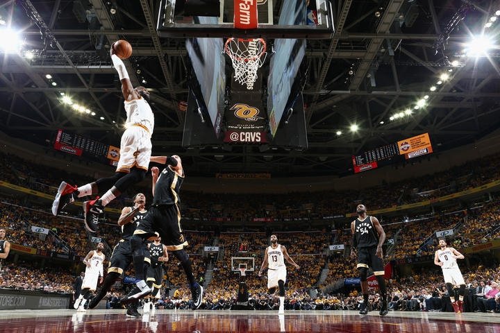 Cleveland iba víťazí, LeBron medzi strelcami už za Jordanom