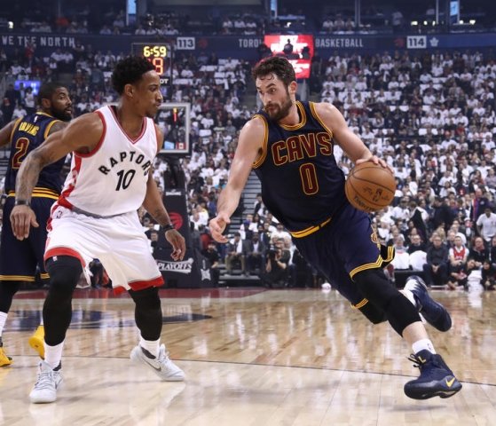 Cleveland uspel aj v Toronte, ďalšie víťazstvo ho posunie do finále konferencie