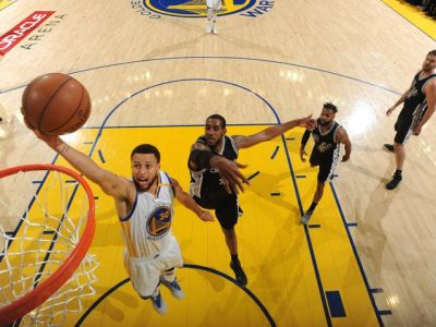 Bezradné San Antonio nepotrápilo Golden State a prehráva 0:2 na zápasy