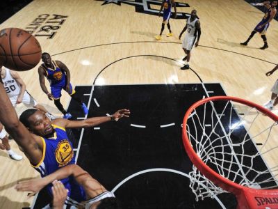 Golden State Warriors víťazne aj v San Antoniu, finále NBA majú na dosah