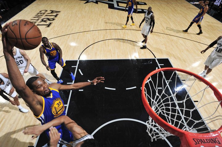 Golden State Warriors víťazne aj v San Antoniu, finále NBA majú na dosah