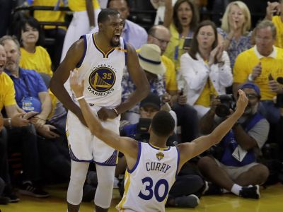 Golden State zlomilo Cleveland záverečnou sériou 11:0 a je krok od titulu