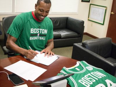 Pierce skončil, ale podpísal s Bostonom, aby bol navždy Celtic