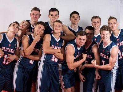 Slovenskí basketbaloví reprezentanti do 18 rokov strieľali laserovými zbraňami