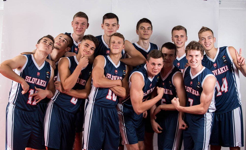 Slovenskí basketbaloví reprezentanti do 18 rokov strieľali laserovými zbraňami