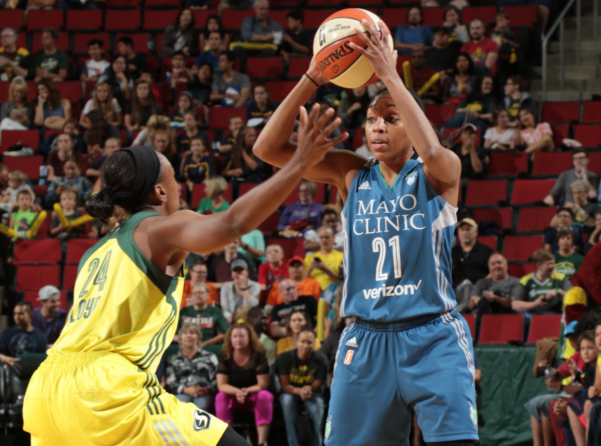 Lynx prehrali v Seattli, Mystics doma so Sparks