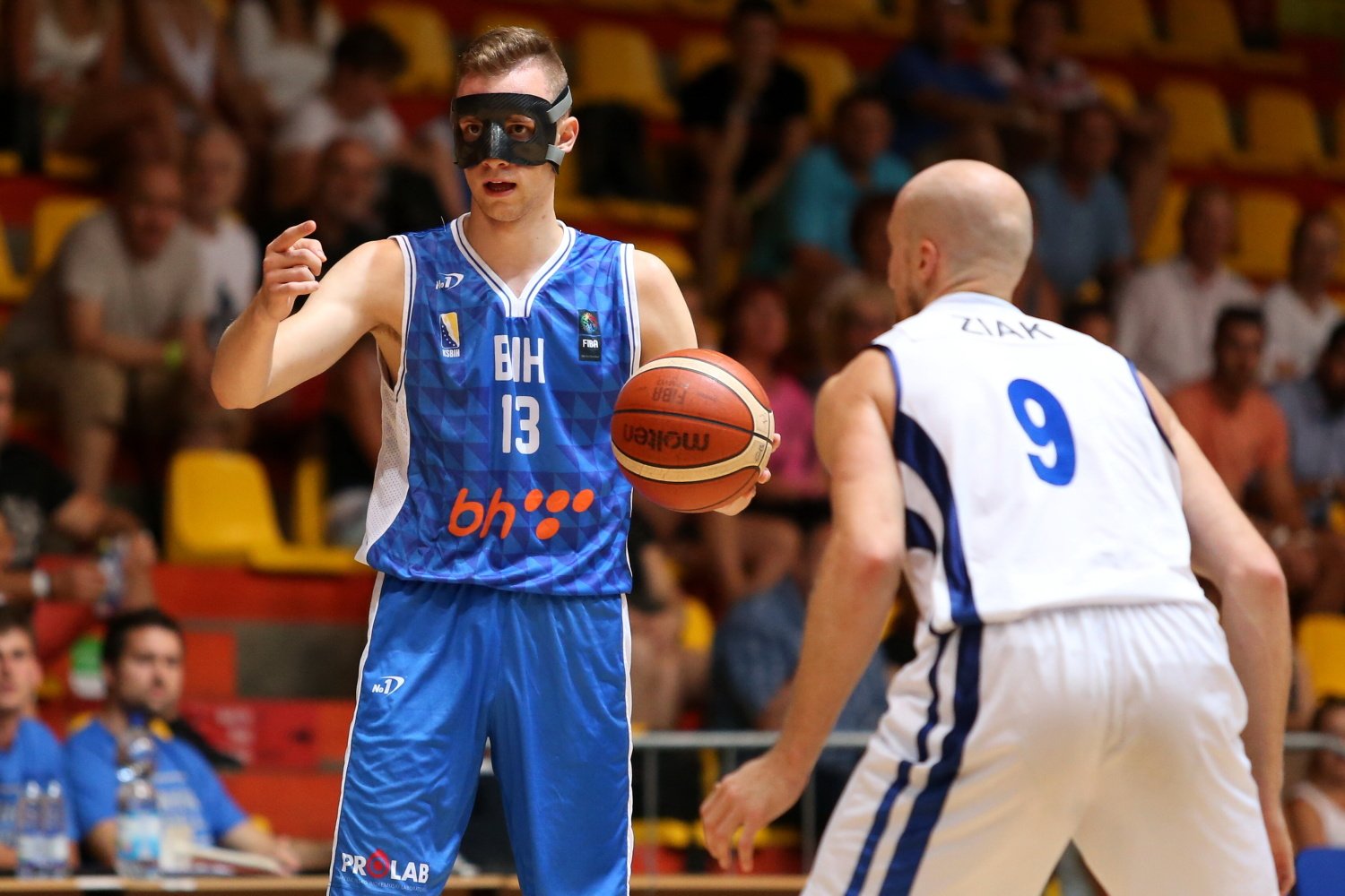 Chlapec v maske žiaril aj v Bratislave. Slovákov obral o postupový sen