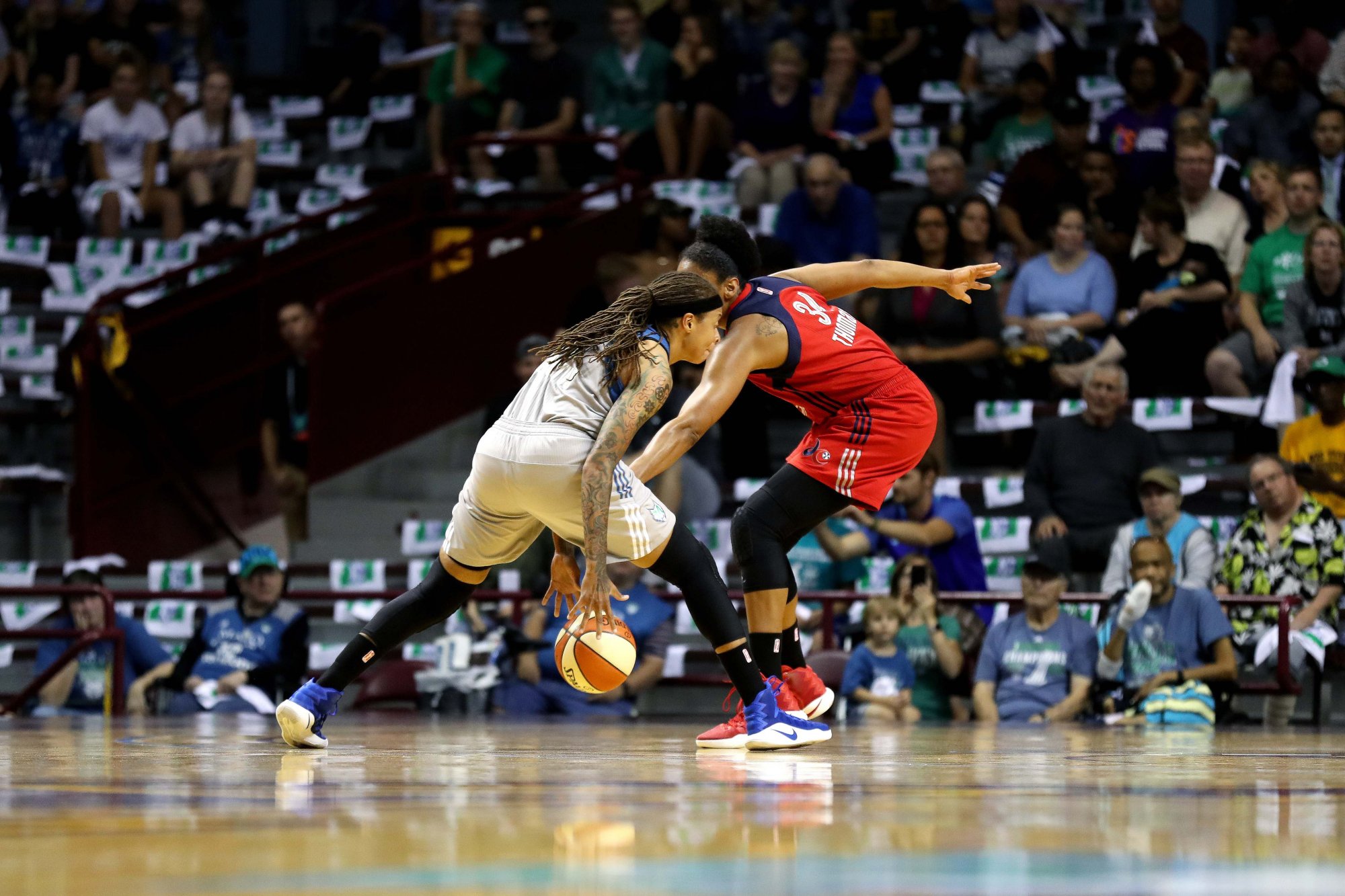 Lynx a Sparks vyhrali prvé zápasy semifinále play off WNBA