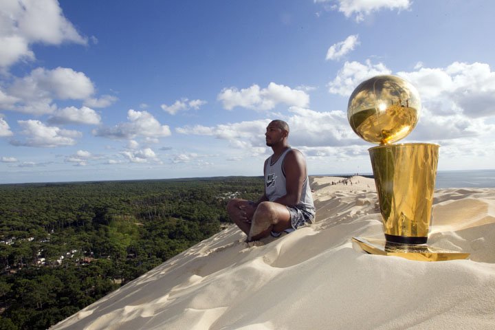 Pred spaním si dáva červené víno, teraz vymenil NBA za parížsky život