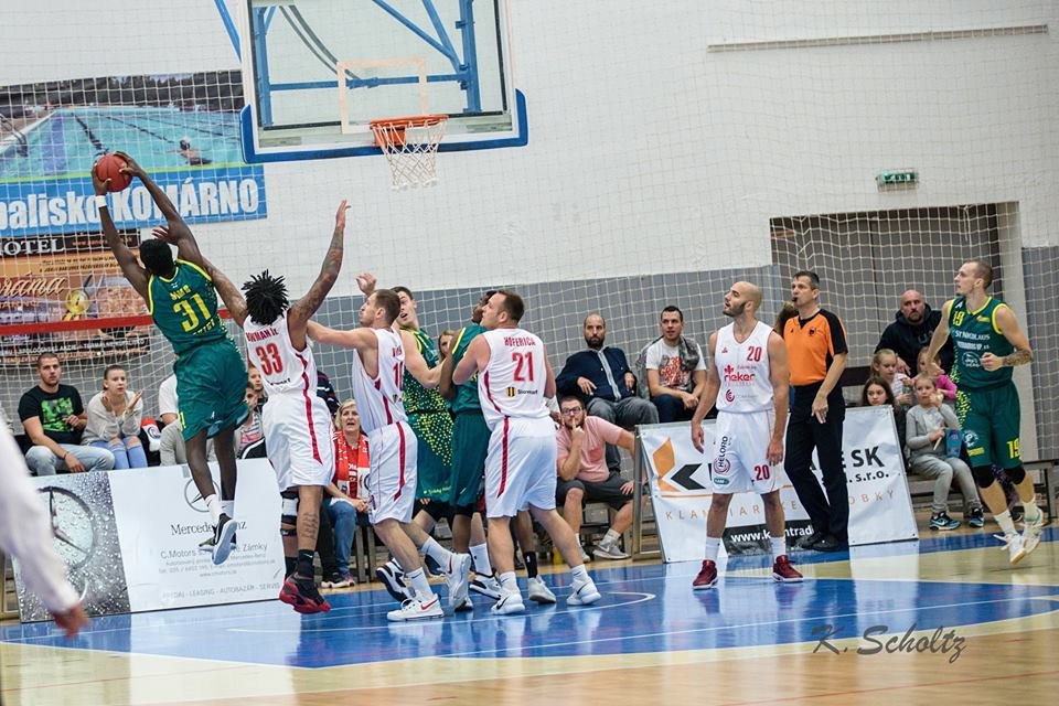 Komárno nakopla v derby perfektná trojbodová streľba