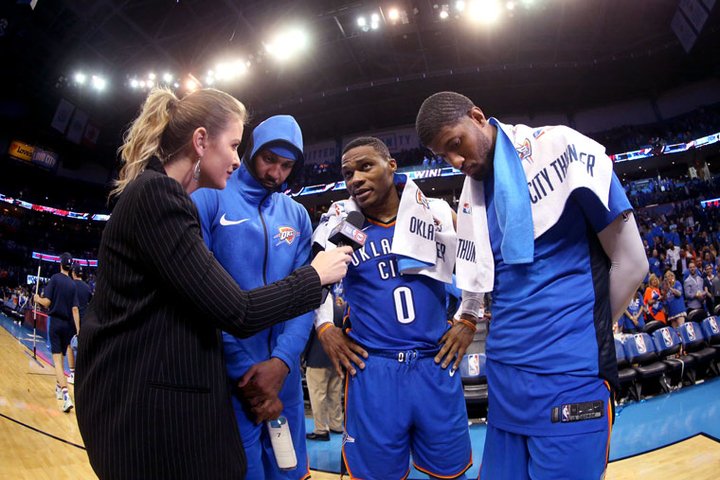 Triple-double Westbrooka, 50 bodov posíl a hladký triumf Oklahoma City